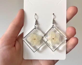 Pendientes botánicos con flores naturales, pendientes llamativos de resina, joyería inspirada en la naturaleza, regalo para novia, pendientes florales románticos