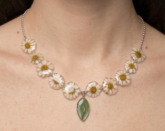 Collar de margaritas, regalo de flores naturales, joyería significativa para ella, collar de resina floral, regalo de cumpleaños inspirado en la naturaleza para novia.