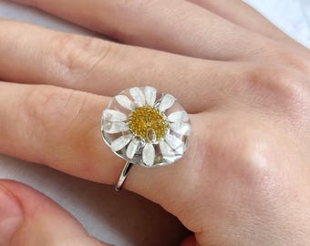 Anillo Margarita, joyería de flores naturales, anillo de resina con flores prensadas, anillo botánico, regalo para novia, joyería minimalista inspirada en la naturaleza.