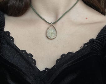 Collar de bruja de hortensia, colgante de resina con flores reales, gargantilla vintage de bronce, joyería de bruja natural, regalo pagano para herbolarios.