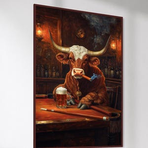 Peut inclure: Une œuvre d'art encadrée représente un taureau longhorn fumant un cigare et buvant de la bière dans un bar. La pièce comprend une cave à vin, une table d'appoint noire avec une plante et une chaise noire. L'œuvre est le point central.
