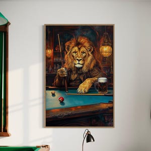 Peut inclure: Une œuvre encadrée représente un lion en costume jouant au billard, tenant une queue et une bière. L'œuvre est dans une pièce avec une table de billard, une chaise verte et deux guitares au mur. Le lion est le point central.