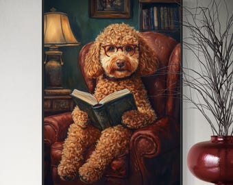 Puede incluir: Una impresión enmarcada representa un caniche con gafas leyendo un libro en un sillón de cuero. El perro tiene pelo rizado marrón. El fondo incluye una lámpara, estanterías y una pared verde oscuro.