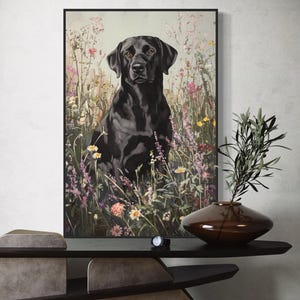 Pode incluir: Um c&atilde;o labrador retriever preto est&aacute; sentado em um campo de flores silvestres. O c&atilde;o est&aacute; olhando diretamente para a c&acirc;mera. O fundo &eacute; um verde e rosa suave e desfocado.