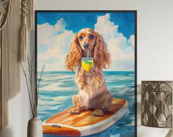 Può includere: Una stampa artistica incorniciata raffigura un cane marrone chiaro a pelo lungo su una tavola da surf nell'oceano. Il cane tiene in mano una bevanda gialla e verde con una cannuccia. Lo sfondo mostra un cielo blu con nuvole bianche e acqua blu.