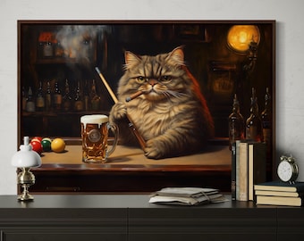 Pode incluir: Uma impressão emoldurada retrata um gato com um charuto e um taco de bilhar, sentado em uma mesa de bilhar com cerveja. A obra de arte tem uma atmosfera vintage de pub, com garrafas e uma fonte de luz quente.