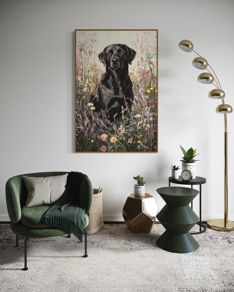 Pode incluir: Um c&atilde;o Labrador Retriever preto sentado em um campo de flores silvestres. O c&atilde;o est&aacute; olhando diretamente para a c&acirc;mera. O fundo &eacute; uma imagem suave e desfocada das flores.