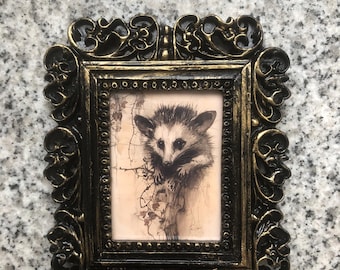 Barock ram med opossummotiv, komplett med tryck, svart och guldfinish, gotisk konst, mörk konst, tvättbjörn, djurporträtt