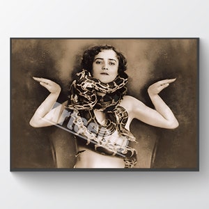 Könnte beinhalten: Ein Vintage-Schwarzweißfoto einer Frau mit einer Schlange um Hals und Körper. Die Frau blickt direkt in die Kamera.