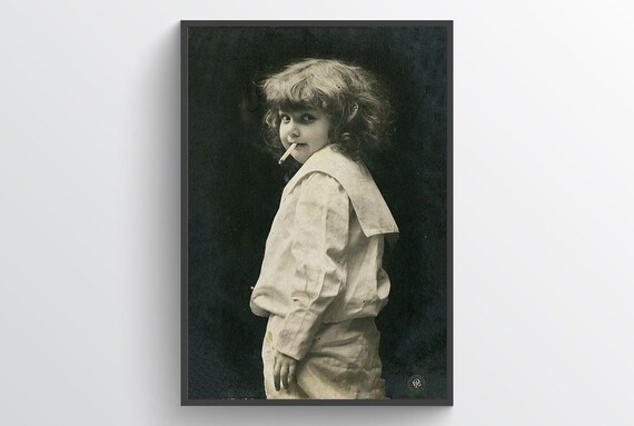 Petite fille fumant une cigarette, photo ancienne, enfant, enfant, rtro,  humour, bizarre, curiosit, dcoration d'intrieur, dcoration murale,  impression, affiche - Etsy Canada