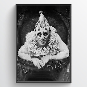 Klaun – vintage, przerażający, zdjęcie cyrkowe, dziwne, straszne, osobliwe, pokaz dziwolągów, wydruk z pokazu osobliwości, fotografia retro, plakat, dekoracja ścienna, dziwne,