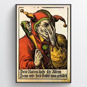 Pode incluir: Uma gravura em madeira vintage de um bufão com um chapéu verde e vermelho, segurando um cajado com uma pequena figura de bufão no topo. O bufão está chorando e tem uma legenda em alemão que diz "Der Narren lache ich Allen, Denn mir ihren Holbn thun gefallen."