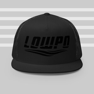 Könnte beinhalten: Schwarze Trucker-Mütze mit dem Wort "LOWIPO" in fetten, stilisierten Buchstaben auf der Vorderseite. Darunter befinden sich drei geschwungene Linien. Die Mütze hat einen Mesh-Rücken und einen gebogenen Schirm.