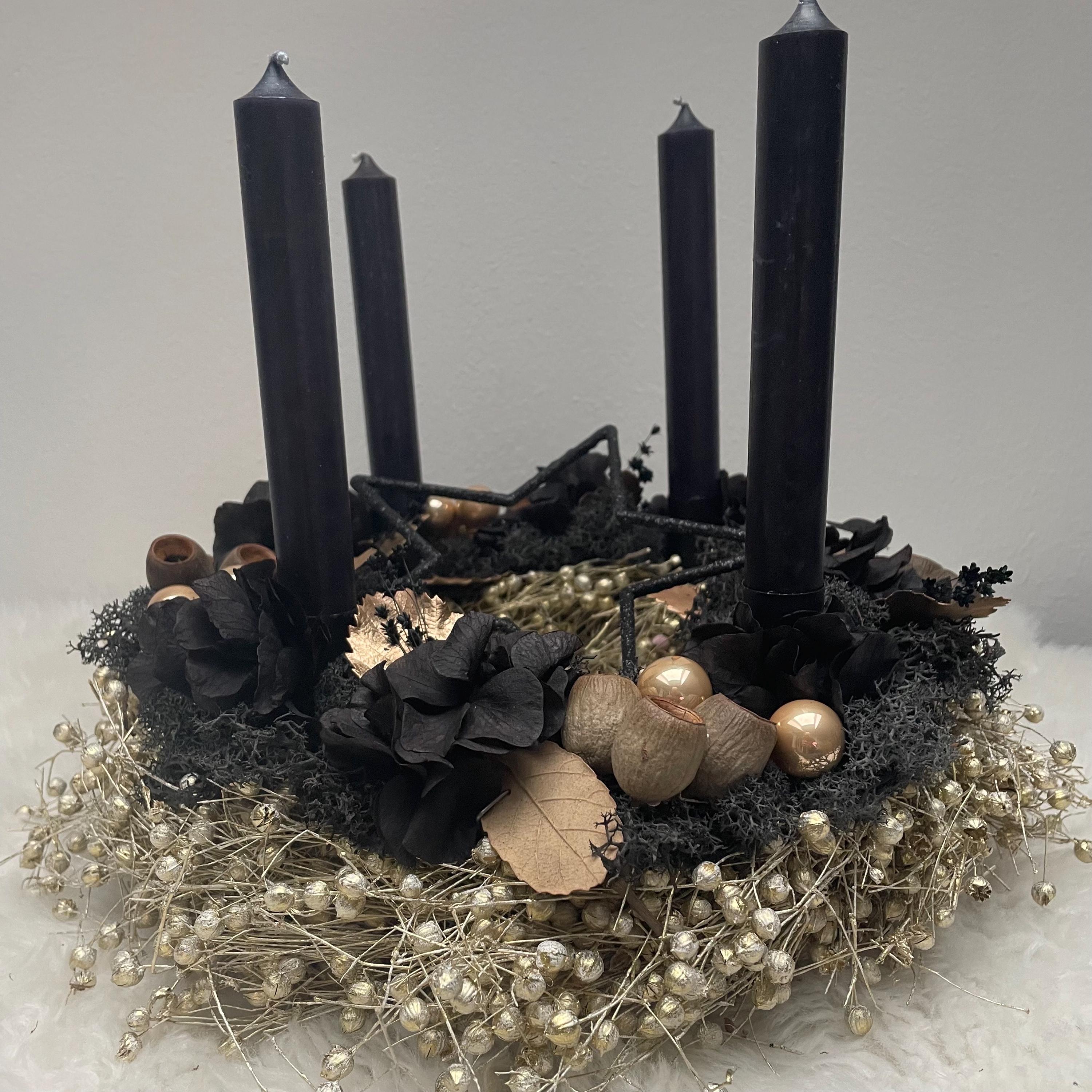 Moderner Adventskranz in Schwarz und Gold Stilvoller Adventskranz mit Naturmaterialien Weihnachtskranz Haltbarer Kranz Trockenblumenkranz