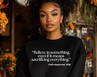 Sudadera con cita de Colin Kaepernick – Believe in Something – Cuello redondo – Ropa activista unisex – Camiseta de protesta y empoderamiento