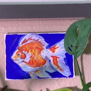 カラフルな金魚の水彩画、手描きの自然イラストの壁アート。ギャラリーの壁のミックスメディアのオリジナルファインアート