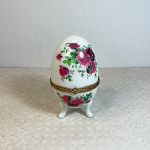 Vintage Keramik Ei-förmige Schmuck Trinket Box mit 3 Füßen und Scharnieren, rosa und weißem floralem Porzellan, Messingakzenten