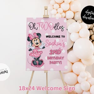 Może przedstawiać: R&oacute;żowo-biały znak powitalny z kresk&oacute;wkowym wizerunkiem Minnie Mouse. Na znaku widnieje napis "Oh TWOdles Witamy na 2. urodzinach Sophii!"