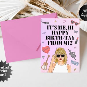 Tarjeta de feliz cumpleaños de Taylor para imprimir. Soy yo, hola, feliz cumpleaños de mi parte. Linda tarjeta de regalo para adolescentes. Tarjeta de feliz cumpleaños de las Eras de Taylor de moda.