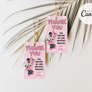 K&ouml;nnte beinhalten: Zwei rosa Dankesch&ouml;n-Etiketten mit wei&szlig;en Punkten. Jede Etikette zeigt ein Cartoon-Bild von Minnie Mouse mit einer rosa Schleife und einem rosa Kleid. Der Text auf den Etiketten lautet "Danke" und "Daf&uuml;r, dass du meinen 2. Geburtstag magisch gemacht hast!" mit dem Namen "Sophia" unten.
