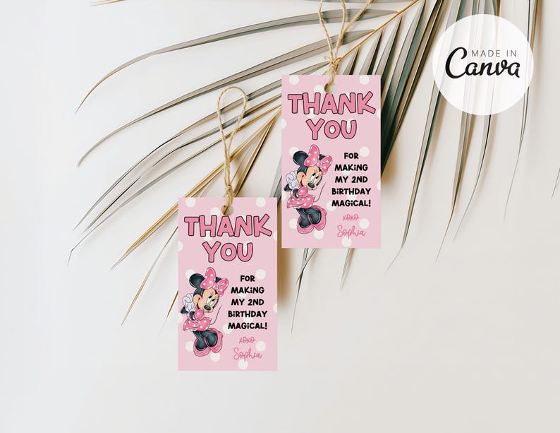 K&ouml;nnte beinhalten: Zwei rosa Dankesch&ouml;n-Etiketten mit wei&szlig;en Punkten. Jede Etikette zeigt ein Cartoon-Bild von Minnie Mouse mit einer rosa Schleife und einem rosa Kleid. Der Text auf den Etiketten lautet "Danke" und "Daf&uuml;r, dass du meinen 2. Geburtstag magisch gemacht hast!" mit dem Namen "Sophia" unten.
