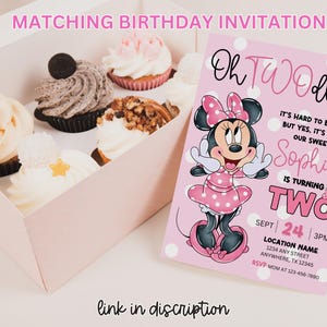 K&ouml;nnte beinhalten: Rosa Geburtstagseinladung mit einem Cartoon-Bild von Minnie Mouse. Der Text lautet "Oh Twoodles" und "Sophia wird Zwei".