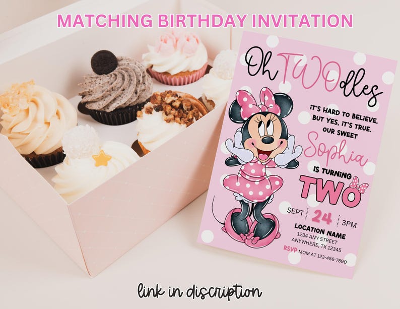 K&ouml;nnte beinhalten: Rosa Geburtstagseinladung mit einem Cartoon-Bild von Minnie Mouse. Der Text lautet "Oh Twoodles" und "Sophia wird Zwei".