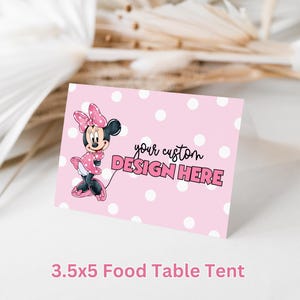 Może przedstawiać: R&oacute;żowy i biały w kropki stojak na jedzenie w kształcie namiotu z kresk&oacute;wkową postacią Minnie Mouse w czerwonej sukience w białe kropki. Na stojaku nadrukowany jest tekst "your custom design here".
