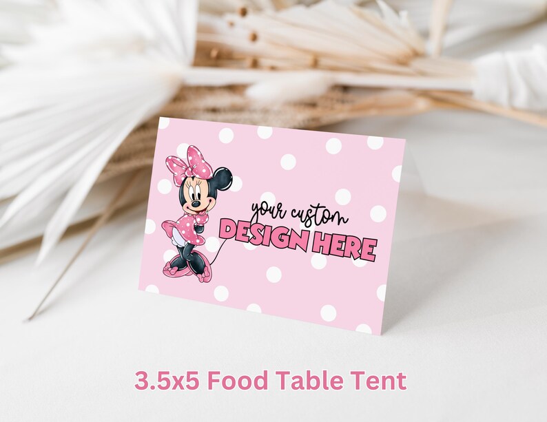 Może przedstawiać: R&oacute;żowy i biały w kropki stojak na jedzenie w kształcie namiotu z kresk&oacute;wkową postacią Minnie Mouse w czerwonej sukience w białe kropki. Na stojaku nadrukowany jest tekst "your custom design here".