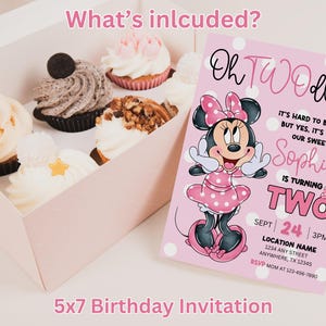 Może przedstawiać: R&oacute;żowe i białe zaproszenie na urodziny w rozmiarze 12,7 x 17,8 cm z kresk&oacute;wkową postacią Minnie Mouse. Zaproszenie zawiera napis "Oh TWOdles" i "Sophia kończy DWA lata".