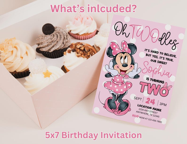 Może przedstawiać: R&oacute;żowe i białe zaproszenie na urodziny w rozmiarze 12,7 x 17,8 cm z kresk&oacute;wkową postacią Minnie Mouse. Zaproszenie zawiera napis "Oh TWOdles" i "Sophia kończy DWA lata".