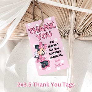 Może przedstawiać: R&oacute;żowa karteczka z podziękowaniem z kresk&oacute;wkowym obrazkiem Minnie Mouse. Tekst brzmi: "Dziękuję za to, że sprawiłaś, że moje 2. urodziny były magiczne! xoxo Sophia".
