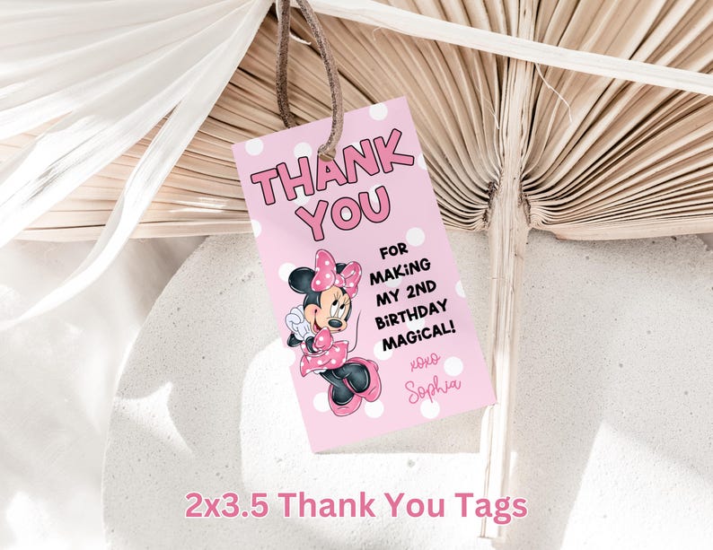 Może przedstawiać: R&oacute;żowa karteczka z podziękowaniem z kresk&oacute;wkowym obrazkiem Minnie Mouse. Tekst brzmi: "Dziękuję za to, że sprawiłaś, że moje 2. urodziny były magiczne! xoxo Sophia".