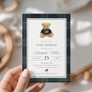 Może przedstawiać: Zaproszenie na baby shower z granatowo-zieloną kratką. Zaproszenie zawiera misia w swetrze z amerykańską flagą. Tekst brzmi "Baby Shower" i zawiera datę, godzinę i miejsce.