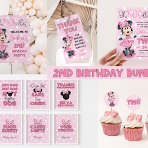 Pode incluir: Um pacote de imprimíveis para uma festa de aniversário de Minnie Mouse rosa e branco para um segundo aniversário. O pacote inclui uma placa de boas-vindas, etiquetas de agradecimento, toppers para cupcakes, placas de comida e um convite. O convite diz "Oh Two-dles, É difícil de acreditar, mas sim, é verdade, nossa doce Sophia está fazendo dois anos."