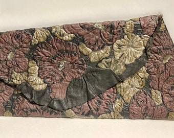 Clutch asimétrico floral de piel