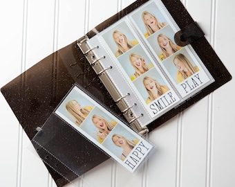 Puede incluir: Una carpeta negra con fundas de fotos de plástico transparente. Las fundas contienen fotos de una persona haciendo diferentes expresiones faciales. El texto "HAPPY", "SMILE" y "PLAY" está impreso en las fundas.