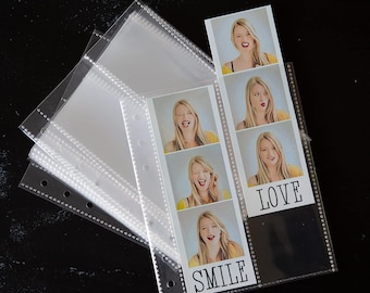 Puede incluir: Un álbum de fotos de plástico transparente con un borde blanco y agujeros para una carpeta. El álbum tiene seis ranuras para fotos con imágenes de una mujer haciendo diferentes expresiones faciales. El texto "LOVE" y "SMILE" está impreso en el álbum.