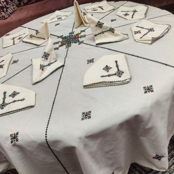 Nappe de table en broderie traditionnelle Marocaine . Fait a  main pour rendre votre table agréable