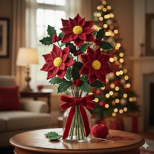 以下が含まれることがあります： 赤いポインセチアの花束。黄色の中心と緑の葉が特徴で、赤いベルベットのリボンで結ばれた透明なガラスの花瓶に入っています。赤い毛糸玉と編み棒が木製のテーブルに置かれ、背景にはクリスマスツリーがあります。