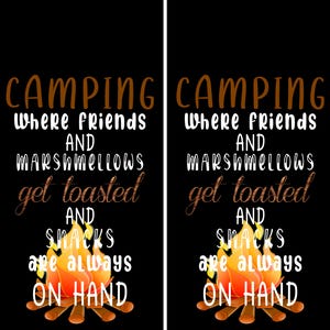 Op de afbeelding: Een zwart-witte afbeelding met de tekst "Camping waar vrienden en marshmallows geroosterd worden en snacks altijd voorhanden zijn". De tekst is in een bruin lettertype. Onderaan de afbeelding is een kampvuur met oranje vlammen en bruine boomstammen.