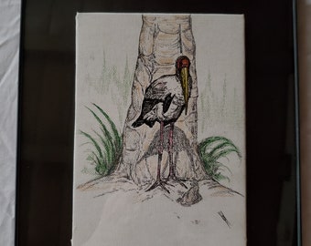 Puede incluir: Un dibujo enmarcado en blanco y negro de un pájaro de pie junto a un tronco de árbol. El pájaro tiene la cabeza roja y un pico largo. El dibujo está sobre un lienzo blanco.