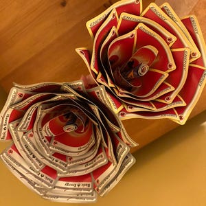 Vuur Rode Rozen Pokémon-kaart Bloemen Geschenken Cosplay Prop Decor Verjaardag Jubileum Bruiloft Feestdagen Viering PRIJS PER ROOS