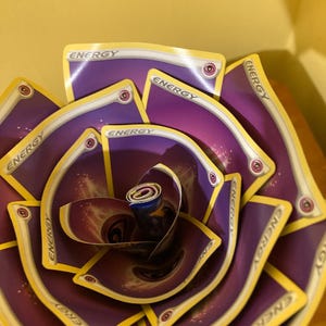 Fioletowe róże energii psychicznej Pokémon Card Kwiaty Prezenty Cosplay Rekwizyty Dekoracje Urodziny Rocznica Ślub Święto Celebracja CENA ZA RÓŻĘ