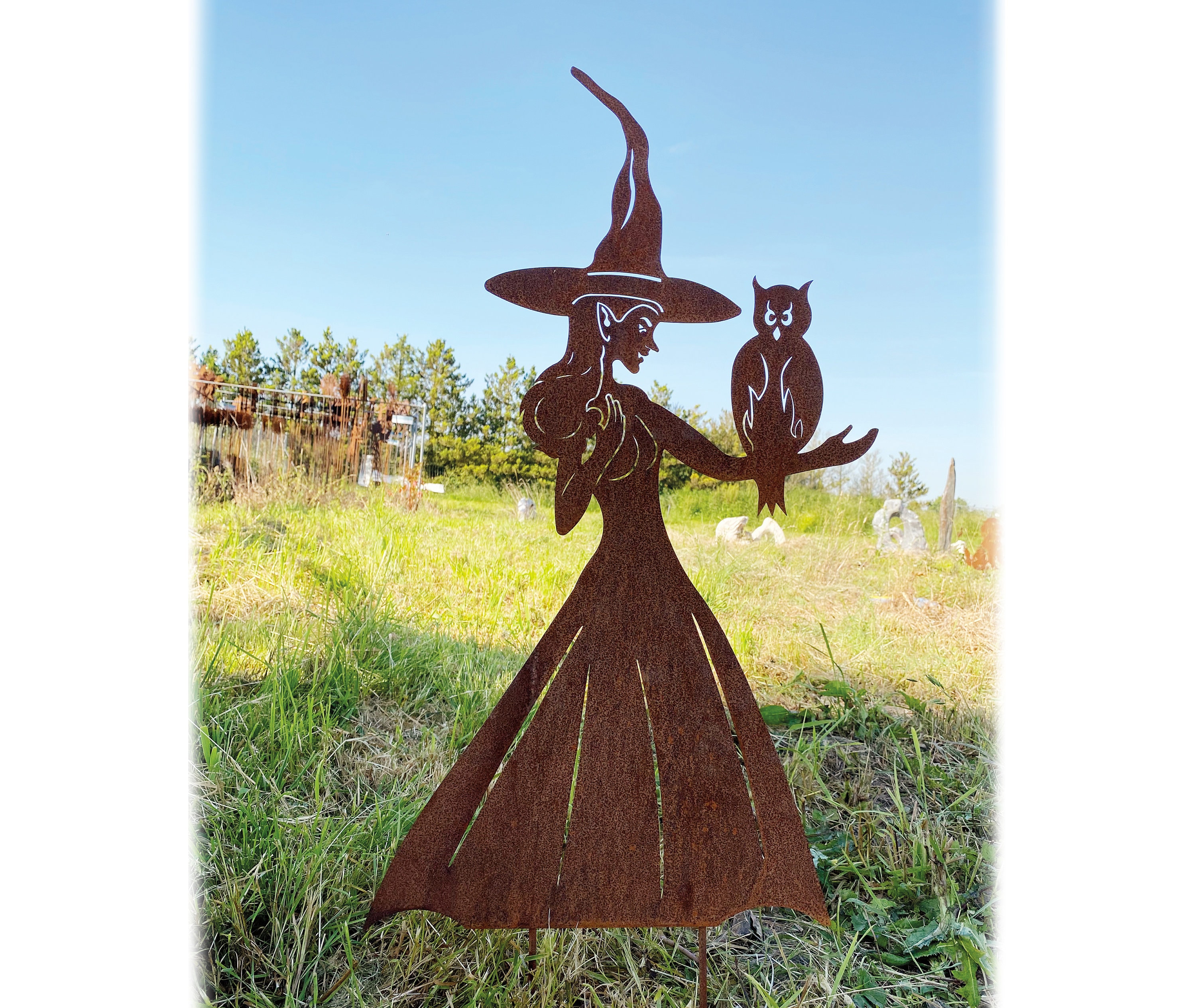 Junge Hexe Auf Besen - Metall-Gartenstecker Mit Rostpatina, 1,15m Hoch - Magische Gartendeko