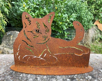 Gartenfigur Katze Lotta – Sitzende Metallkatze Mit Edelrost, 40x35 Cm, Auf Bodenplatte