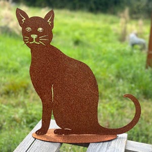 Noble rust cat sitting and looking 47 x 45 cm on plate garden decoration rust metal rust figure weatherproof cat figure gift rusty decoration