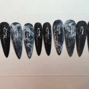 Ongles noirs « Starry Night », beaux ongles à presser au design qui iront avec tout ce que vous portez.