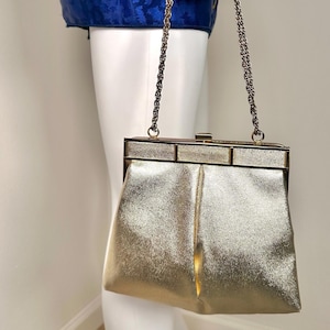 Bolso de noche vintage Lewisette de los años 60 con correa de cadena ajustable y dorado metalizado