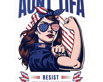 Pode incluir: Adesivo Aunt Tifa com tema patriótico. Apresenta uma mulher com óculos de sol e uma bandana com o design da bandeira americana. O texto "AUNT TIFIA" está no topo e "RESIST IT'S YOUR CIVIC DUTY" na parte inferior. A mulher mostra o bíceps.